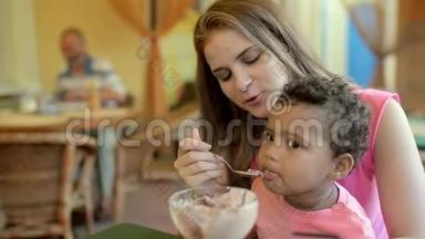 妈妈怀里的小女儿.. 她不想吃冰淇淋